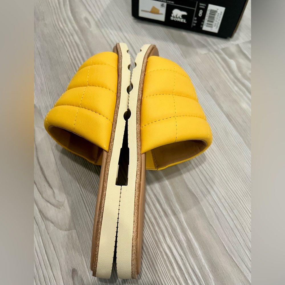 SOREL Women’s Quilted Puff Sandal. New in Box. Yellow/Tan. Size 8 - Picture 5 of 7